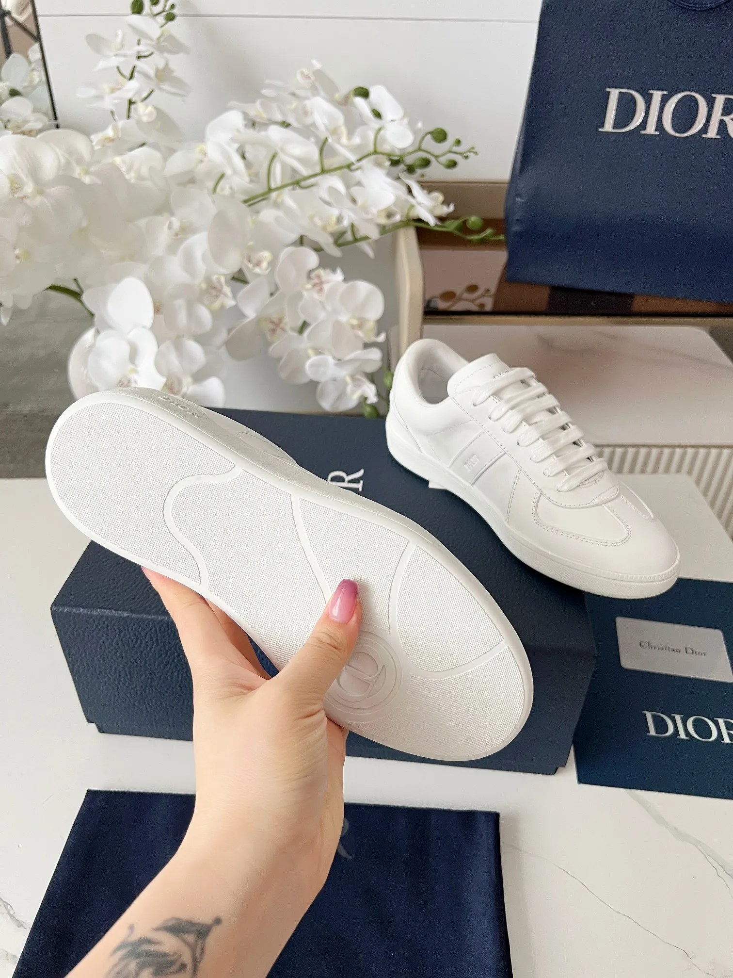 Men's Men's Shoes💰420 [New Style]🍿🍿Dior Dior Size: 38-44 (45 customized) 2025 new Dior B01 top version of moral training shoes! ! ! Made of white and brown first-layer cowhide, paired with white high-mercerized smooth suede, the upper is fully oiled and the original TPU molded outsole. New to the Fall 2025 collection, this sneaker marks the return of Dior’s classic style, reinterpreted in a stylish and elegant silhouette. Crafted from brown and white smooth first-grain cowhide, it's decorated with white high-mercerized cow suede splicing to enhance the style. Lined in tonal silk sheepskin, the shoe is finished with the Dior logo on the tongue and inner sides, and the CD icon on the heel. Paired with amber Tpu non-slip soles, it can be matched with various styles to create a sophisticated look.